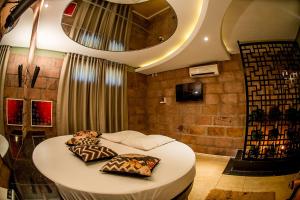 een rond bed met twee kussens erop in een kamer bij Motel Hotel Paradiso - Ibirubá-RS in Ibirubá +9 foto's