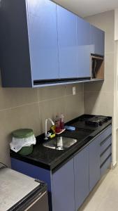 una cucina con un lavello e un piano di lavoro di Flat mar a Coruripe