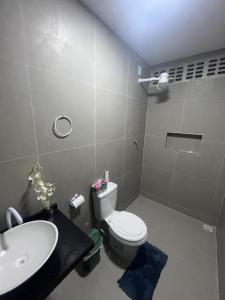 un bagno con un water bianco e un lavandino di Flat mar a Coruripe