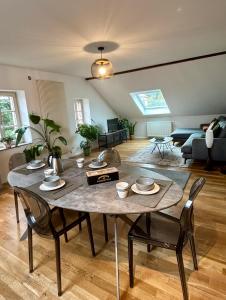 a living room with a table and chairs at l'Alchimiste - Appartement moderne avec jacuzzi in Bitche