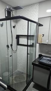 Ένα μπάνιο στο Apartamento moderno e sofisticado perto da praia