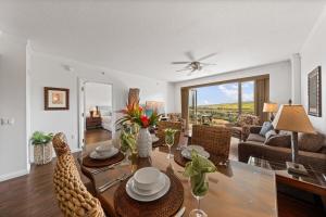 Χώρος καθιστικού στο Honua Kai K1024 · HK K1024 Kaanapali Beach Condo Resort Living R