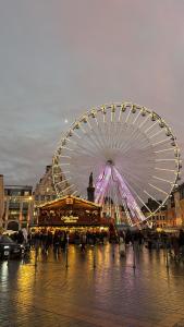 Nespecifikovaný výhled na destinaci Lille nebo výhled na město při pohledu z apartmánu