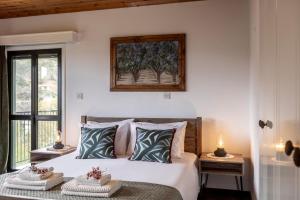 a bedroom with a bed with two towels on it at Maison du Mont in Kalopanayiotis