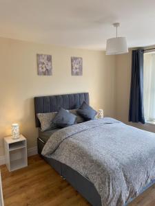 Un dormitorio con una cama grande y una ventana. en The cosy corner, en Estambul