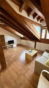 Μια τηλεόραση ή/και κέντρο ψυχαγωγίας στο Apartamentos La Solana +54 φωτογραφίες