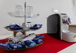 Un plato de comida en una mesa al lado de una máquina. en Urban Guest House Livorno "Port Area", en Livorno