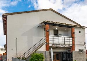 Un edificio blanco con un cartel al costado. en Urban Guest House Livorno "Port Area", en Livorno