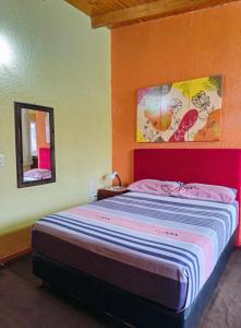 Giường trong phòng chung tại Raíces Cataratas +25 ảnh