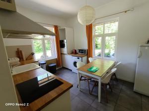 eine Küche und ein Esszimmer mit Tisch und Stühlen in der Unterkunft Riverside house in Chiny