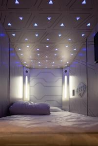 A bed or beds in a room at izZzleep Aeropuerto Terminal 2