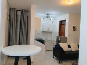 Country Homes Escapes في كيزيمو: غرفة معيشة مع طاولة بيضاء ومطبخ