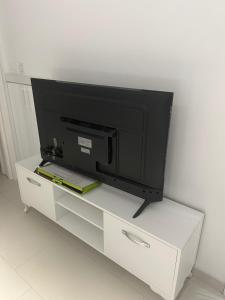 einen TV auf einem weißen Schrank in der Unterkunft Villa Miramare Perast in Perast