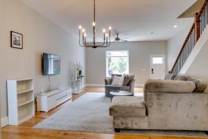 Μια τηλεόραση ή/και κέντρο ψυχαγωγίας στο Well-Appointed Pittsburgh Home 1 Mi to Dtwn!