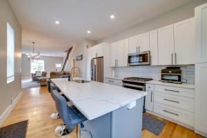 Η κουζίνα ή μικρή κουζίνα στο Well-Appointed Pittsburgh Home 1 Mi to Dtwn!