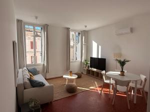 Μια τηλεόραση ή/και κέντρο ψυχαγωγίας στο Angèle