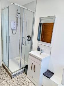 Ένα μπάνιο στο Modern 1 Bedroom Apt 2 near City Centre Parking