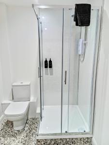 Ένα μπάνιο στο Modern 1 Bedroom Apt 2 near City Centre Parking