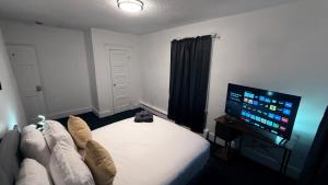 Ένα ή περισσότερα κρεβάτια σε δωμάτιο στο Bachi - Private Room 2 with Parking, Desk & Fast WiFi near Yale, Quinnipiac, SCSU & Hospitals +5 φωτογραφίες