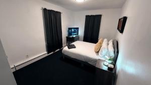 Ένα ή περισσότερα κρεβάτια σε δωμάτιο στο Bachi - Private Room 2 with Parking, Desk & Fast WiFi near Yale, Quinnipiac, SCSU & Hospitals