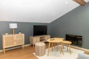 Μια τηλεόραση ή/και κέντρο ψυχαγωγίας στο Studio 203 Anthracite - Design & Comfort