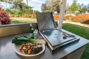 een bord groenten op een aanrecht naast een gootsteen bij Talisman Beachside Broadbeach in Gold Coast