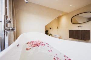 NetleyにあるHealth & Wellness House Hot Tub, Sauna & Ice Bathの赤い花が飾られたベッドのある寝室 +52枚の写真