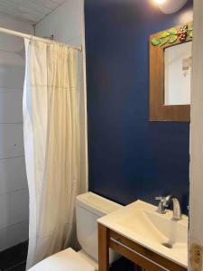 Et badeværelse på Hermosa Cabaña Con Parque Cerca Del Mar