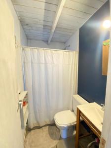 Et badeværelse på Hermosa Cabaña Con Parque Cerca Del Mar + 14 billeder