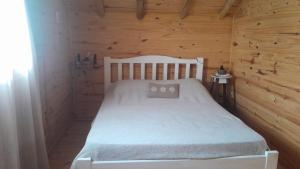 En eller flere senge i et værelse på Cabañas La Sarita + 17 billeder