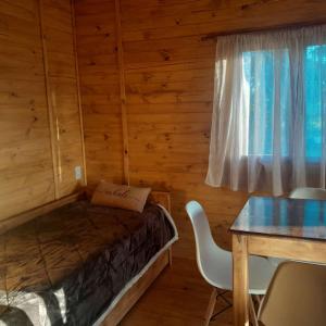 En eller flere senge i et værelse på Cabañas La Sarita