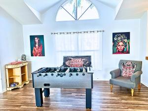 Stunning Intercoastal Waterfront Private Pool Foosball Table Tennis by Vacation Your Way في جزيرة ماركو: غرفة ألعاب مع طاولة وكرسي +39 صورة