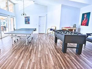Stunning Intercoastal Waterfront Private Pool Foosball Table Tennis by Vacation Your Way في جزيرة ماركو: غرفة فيها طاولتين بينج بونغ