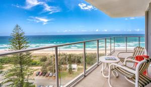 een balkon met uitzicht op de oceaan bij Talisman Beachside Broadbeach in Gold Coast