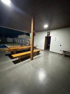 una grande stanza con un tavolo da ping pong di Casa Sunset Alter a Santarém