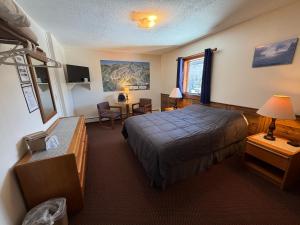 a hotel room with a bed and a desk at Mountain Sports Inn in Killington