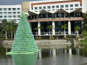 un albero di Natale nell'acqua di fronte a un edificio di 2 bedroom Grand Luxxe a Nuevo Vallarta