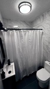 Ένα μπάνιο στο Bachi - Private Room 3 with Parking, Desk & Fast WiFi near Yale, Quinnipiac, SCSU & Hospitals