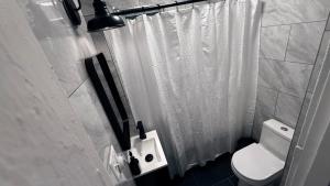 Ένα μπάνιο στο Bachi - Private Room 3 with Parking, Desk & Fast WiFi near Yale, Quinnipiac, SCSU & Hospitals