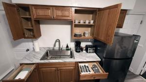 Η κουζίνα ή μικρή κουζίνα στο Bachi - Private Room 3 with Parking, Desk & Fast WiFi near Yale, Quinnipiac, SCSU & Hospitals +4 φωτογραφίες