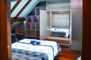 a room with two beds and a mirror at GramadoPenthouse 4quartos 3banheiros in Gramado