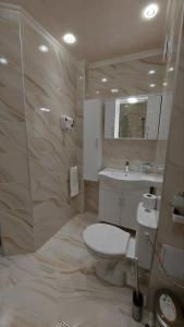 Koupelna v ubytování Хотел-ресторант Астория + 52 fotografií