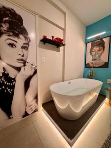 Doce Refúgio BV , Estacionamento, Piscina , Bela Vista في ساو باولو: حمام مع حوض استحمام وملصق لامرأة +53 صورة