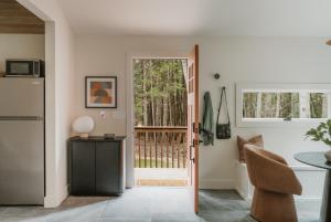 Φωτογραφία από το άλμπουμ του Creekside Modern Cabin Sauna Hot Tub Niksen Den σε Fosterdale