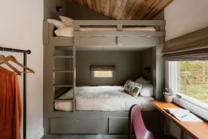 Ένα ή περισσότερα κρεβάτια σε δωμάτιο στο Creekside Modern Cabin Sauna Hot Tub Niksen Den