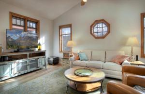 un soggiorno con un divano e una TV di Boulevard Condo - Unit 232 a Durango