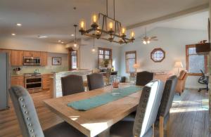 una cucina e una sala da pranzo con tavolo e sedie in legno di Boulevard Condo - Unit 232 a Durango