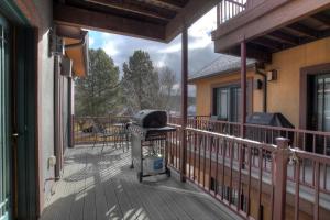 un grill su un balcone di una casa di Boulevard Condo - Unit 232 a Durango