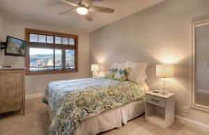 una camera da letto con un letto e una finestra di Boulevard Condo - Unit 232 a Durango