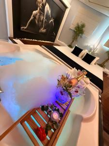 Een bovenaanzicht van een badkuip met een tafel in een kamer. bij Hotel Motel Paradiso - Panambi-RS in Tabapira